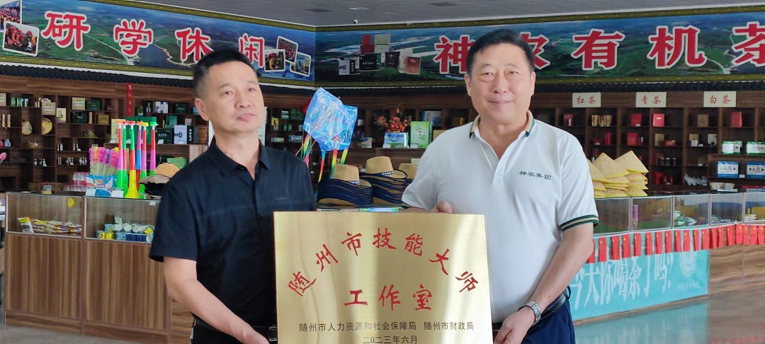 技能大師工作室授牌 - 副本.jpg 技能大師工作室授牌 - 副本.jpg